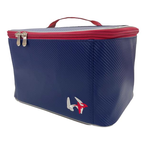 数量限定カラー。ベロクロテープ付きでボードが左右に自由に仕切りが可能。●サイズ：W36cm×L26cm×D23cm●グラブ2個入れ●容量：約23L※製品改良の為、仕様の一部を予告なく変更することがあります。