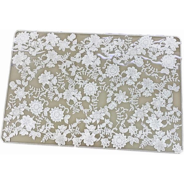 エレガントなレースの刺しゅう風デザインのランチョンマットです。高級感が満載のオシャレなホテルやカフェで使用されている本格派。クリアベースのランチョンにホワイトフラワーが咲き乱れてとにかくお洒落なプレースマットです。カフェで出されるランチョン...