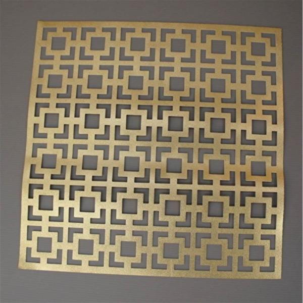 高級感が満載のオシャレなスクエア（正方形）のランチョンマットです。ホテルやカフェで使用されている本格派のランチョンマット。シノワズリーのシンプルなデザインでありながらモダンな雰囲気が素敵なランチョンマットです。敷くだけで高級感の出る、存在感...