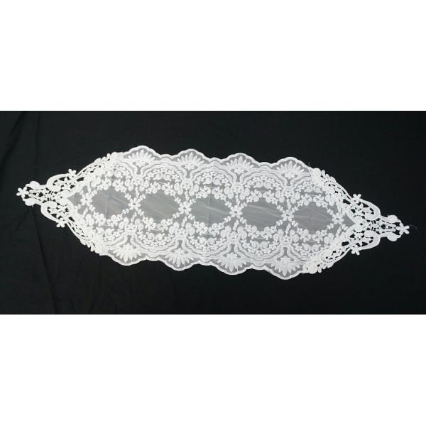 レースフラワー花柄レース生地と刺繍を施したエレガントなテーブルライナー。エレガントシックで高級感のある仕上りです。テーブルやチェストの上に置いて、または両端を垂らしてご使用下さい。生地：ポリエステル100％サイズ：約30×90 cmMade...