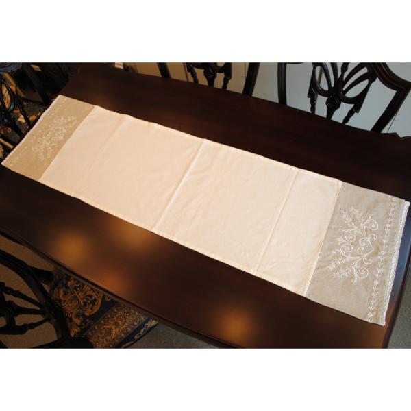 フレンチスタイルのオシャレで人気のテーブルランナーのツートンタイプ新作です。コットン100％のホワイト無地の両端に刺繍とホワイトレースのトリムをあしらったコットン100％のリネンカラーとのツートンカラーフレンチスタイルのテーブルライナーです...