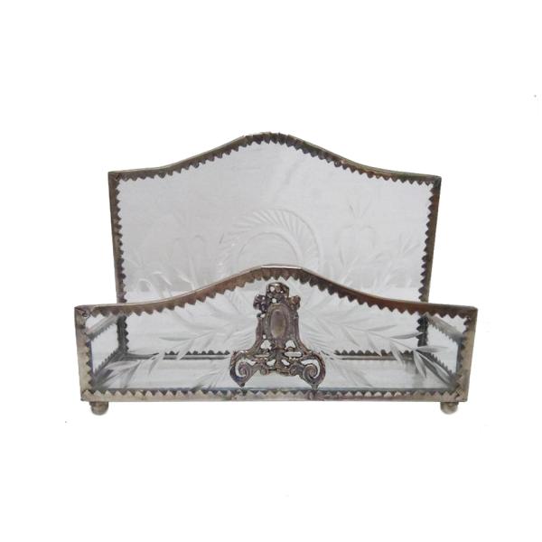 ゴージャスなアンティーク調のレターラックです。大切な方からのお手紙や年賀状を差してお使い下さい。模様が浮かび上がるガラス面と縁取り＆紋章をあしらった真鍮が高級感を漂わせてくれる装飾が美しく素敵です。真鍮は、時間が経つごとに味わい深さが増しイ...