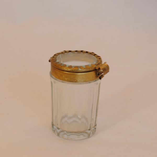 アンティーク感たっぷりのコットンパッドホルダー。上蓋のフックとガラス蓋淵をカット加工して真鍮製の飾りで包み込んだ様なデザインが本物のアンティークみたいて素敵です。本体のガラスにもアンティーク仕上げが施してあり正に、ロココ調のアンティークスタ...