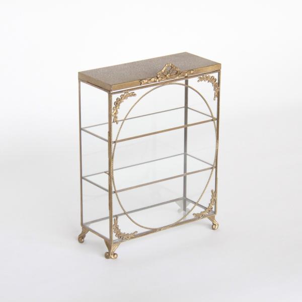 お洒落で高級なアクセサリーキャビネット。正面トップとガラスドア四方に飾られた真鍮製リボンレリーフが可愛い。真鍮製の天板は手彫りのボルタニカ模様、そして、脚部がこれも真鍮製の猫足となっていて正に高級なアンティークみたいで素敵です。さて、ガラス...