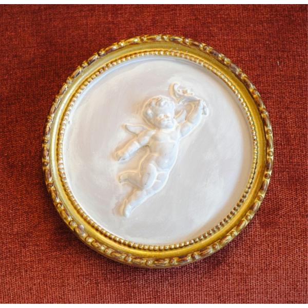 シックなカメオ風・エンジェル額です。東京オリンピックもいよいよですね。天使が左手に聖火トーチを掲げて飛んでいるカメオ風のレリーフです。優美で気品がありクラシカルで小さくて可愛い壁飾りです。白い箱入りなのでギフトにも最適です。材質：樹脂サイズ...
