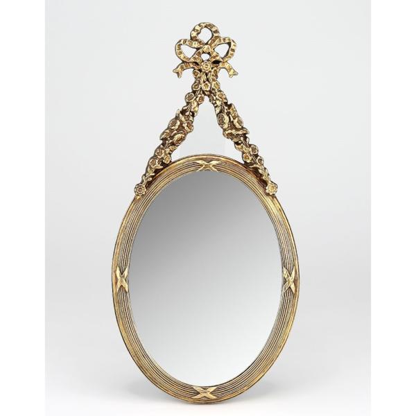 リボンとお花の飾りが可愛いアンティーク調でのおしゃれなデザインのウォールミラー。フランスのアンティークのようなリボンとお花のガーランドデザインのレリーフトップが可愛い。どこの壁にも取り付け出来る小ぶりなサイズなので、壁の装飾として、いろんな...