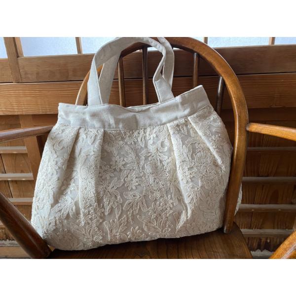 Relaxing The Rules輸入レースなどお洒落なファブリックの創作メーカーの新作がでました。レースで作ったボタニカルなボタニーレースシリーズのラウンドバッグです。ボタニカルな刺しゅうでナチュラルに仕上がった優しい手触りのレースシリ...