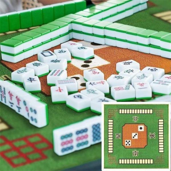 【麻雀マット】自宅で麻雀を打つ際に、机を傷つけないために必要となる麻雀マット。カーペットタイプで持ち運びにも便利です。パイの滑りが良く雰囲気が更なる燃え上がります。用途に合わせ、より快適に麻雀をプレイすることができます。 【防音】音が気にな...
