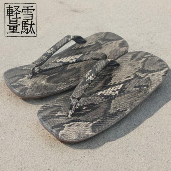 熟練された職人の手によって生み出されたこだわりの雪駄王道の定番デザイン底材に合成革素材を使用しましたので、安価でのご提供が実現！本来鼻緒に浅く引っかけかかとをはみ出してすり足で歩くのが粋な履き方とされていますお着物や夏の浴衣、甚平など和装ス...