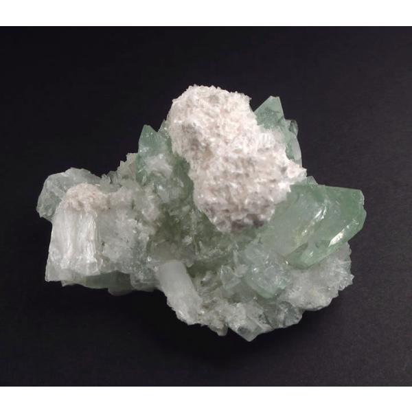 グリーンアポフィライト クラスター 99g 虹あり 透明感のある美しい