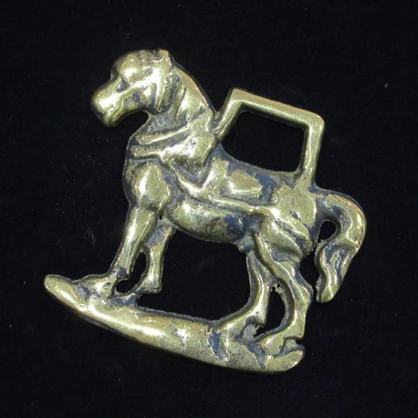英国製のホースブラスです左向きの馬のデザイン素材：真鍮サイズ(mm):70*75*4重量(g):73※金色です【ホースブラス】元来は馬の飾りとして使用されていましたが現在では魔よけのお守りや室内の装飾品として使用されています※経年により汚れ...