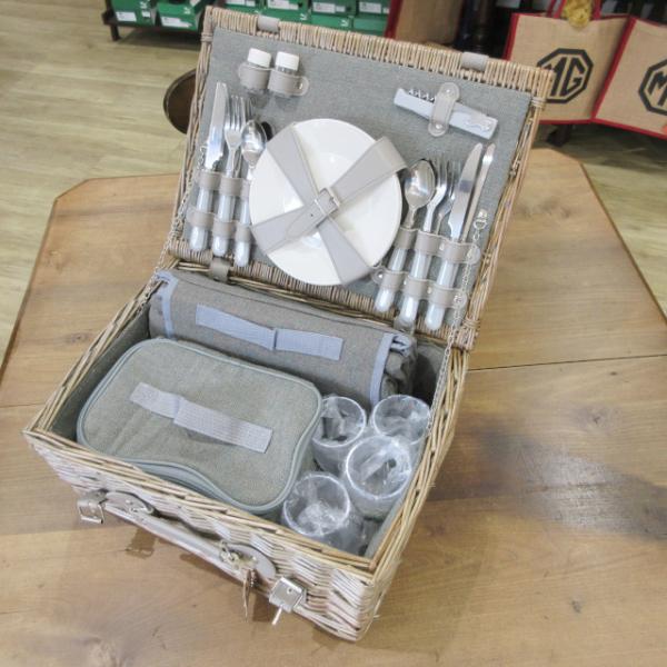 MGオーナーズクラブ ピクニックバスケット グレー ツイードPICNIC HAMPER GREY TWEEDサイズ（mm)400*300*2007インチ陶器皿　4枚プラスチックグラス 4個　（130*径60）ナイフ、スプーン、フォーク 各4...