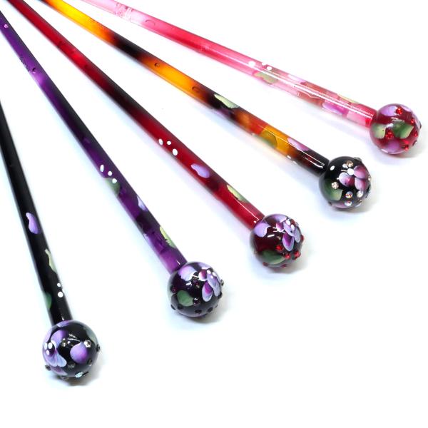 お洒落な玉かんざしです。綺麗な色合いがポイントのかんざしです。お手頃価格なので、初めてかんざしを使ってみたい方や、いろんなかんざしの種類が欲しい方などにもお薦めです。お団子ヘアに簪を刺して、お洒落が楽しめます。※一つ一つ手描きのため、細部の...