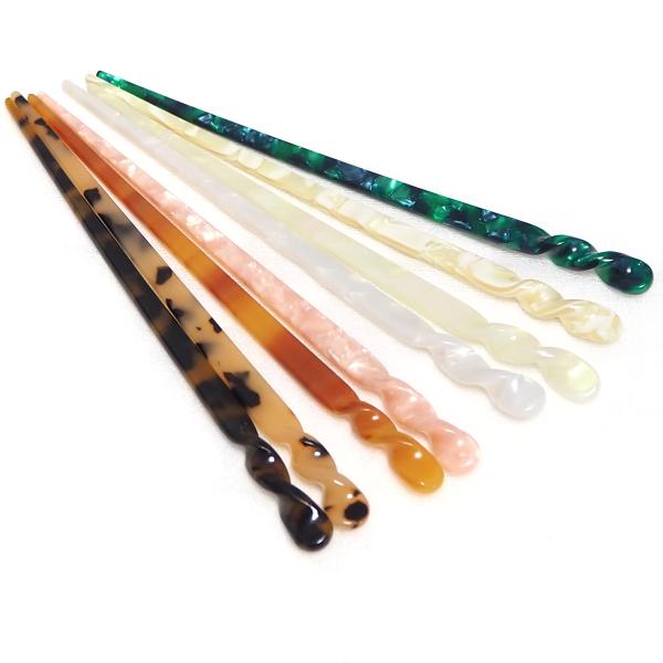 マーブル柄のかんざしです。先端がくるくるしているのがワンポイント。お手頃価格なので、初めてかんざしを使ってみたい方や、いろんなかんざしの種類が欲しい方などにもお薦めです。カラフルな色合いですが、シンプルなデザインの為、髪飾りとして使いやすく...