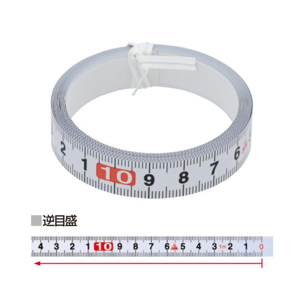 ・逆目盛・テープ材質：スチール・テープの不要部分はハサミでカット可・裏紙をはがすだけで、どこにでも貼付け可・テープ厚さ：約0.3mm（粘着テープ含む）・最小目盛単位：1mm・追い番：10cm単位・材質：スチール（アクリル樹脂コート）[仕様]...