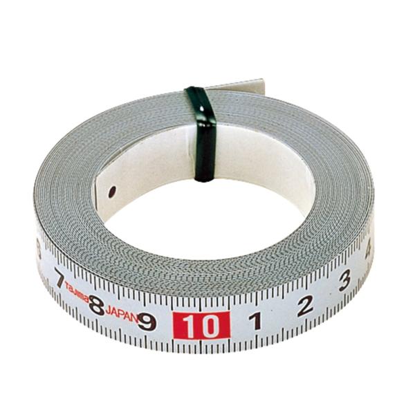 ●任意の場所に貼り付け出来ます[仕様]目盛仕様：メートル目盛テープ幅：13mmテープ長さ：1ｍテープ厚み：0.3mm（粘着テープ含む）ヨンゴーゴーピッチ表示付[素材]テープ：SK85(旧SK5)