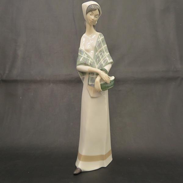 グレフェンタール ドイツ ニワトリにエサをやる女性 フィギュリン 置物 グレフェンタール ドイツ ニワトリにエサをやる女性 フィギュ