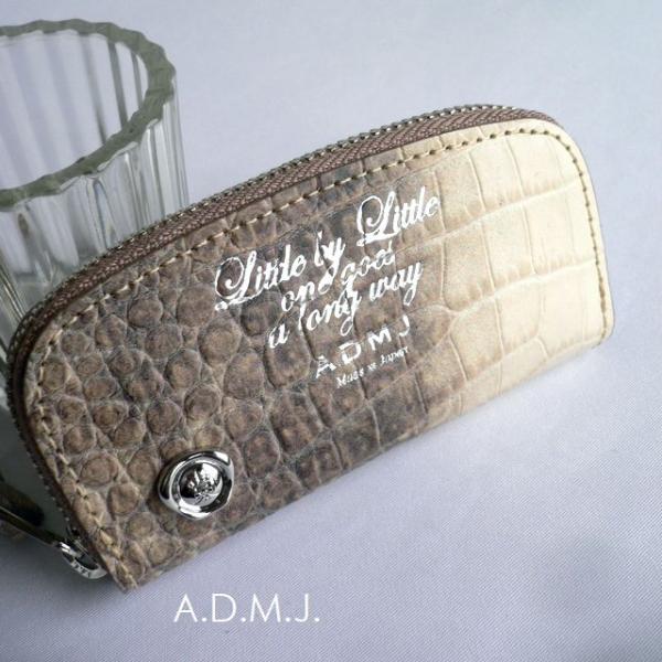 クーポン対象外 ノベルティ ADMJ エーディーエムジェイ ケース　財布 子牛革 クロコ型押し ケース 10cm 23SA06001 ホワイト/アイボリー/クリーム aclounge_23sa06001all