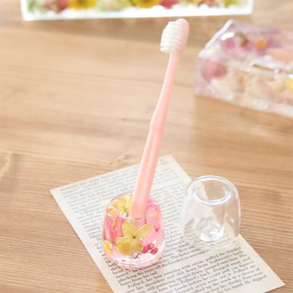 3通りの使い方が楽しめる、手作りキット！ペンスタンド、歯ブラシスタンド、印鑑置きとして使えます。スタンドの底部分は空洞になっていますので、そこにお好きな花材や固まるオイル/レジン液/樹脂のいずれかを流し込めば、オリジナルの3WAYスタンドが...