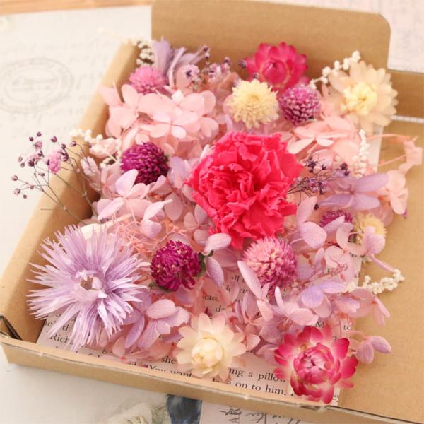 パープルとピンクが主材のエレガントな花材キットです。キャンドル、各種アレンジメント等の材料にお役立てください。素材は、プリザーブドフラワー、ドライフラワーです。■サイズ：・パッケージサイズ（外寸）：約16×12×3cm■素材：・プリザーブド...