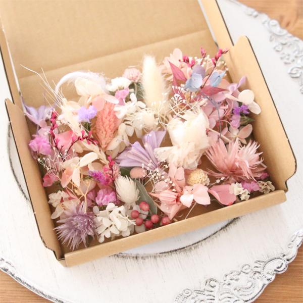 パープルとピンクの相性が大人かわいい花材キットです。ハーバリウム、キャンドル、各種アレンジメント等の材料にお役立てください。■サイズ：・パッケージサイズ（外寸）：約16×12×3cm■素材：・プリザーブドフラワー・ドライフラワー■備考：※本...