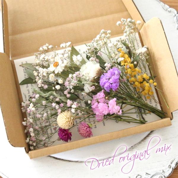 当店オリジナルのかすみ草がふんだんに入っています。かすみ草をベースに、それぞれ異なる花材をプラスしています。麻紐で茎の根元を結めば、長さ10cm前後のミニスワッグが出来上がります。全部で4個作れる分量が入っています。お手持ちの麻紐にウッドク...