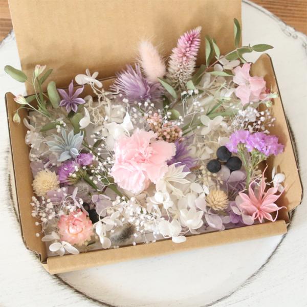 パステル調のピンクのカーネーションを使用した花材キットです。ハーバリウム、リース、フラワーボックス、各種フラワーアレンジメントの材料、素材としてどうぞご活用ください。■サイズ：1パック※材料の量は写真よりも前後する場合がございます。一つ一つ...
