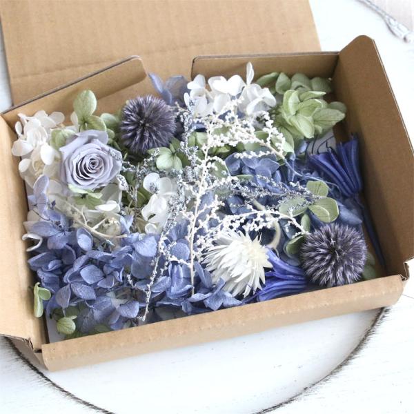 上品でクラシックな印象を与えるブルー系の花材セットです。プリザーブドフラワーが主材ですが、ルリ玉ヘッドのみドライフラワーになります。フラワーアレンジメントの素材に、ハーバリウム、ガーランドなど、様々なアレンジにお役立てください。直径16cm...