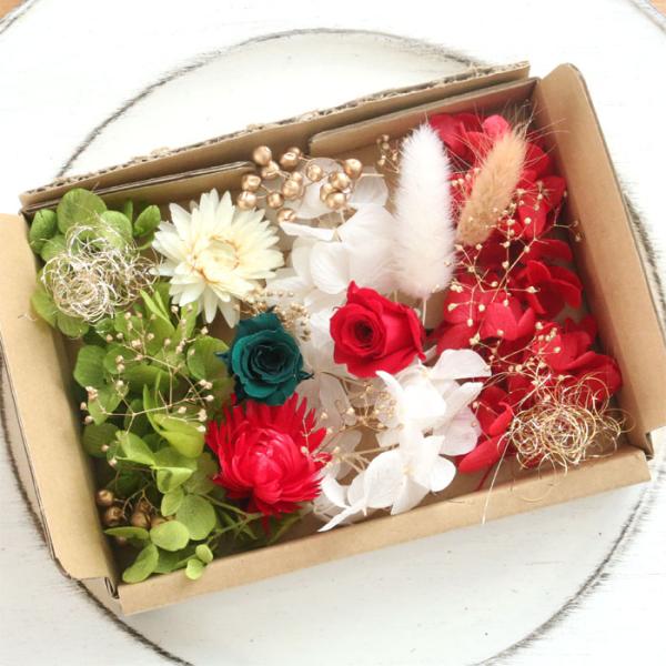 リースやハーバリウム、フラワーアレンジメントの材料としてお役立ていただける、クリスマスカラーの花材セットです。上質なプリザーブドフラワーを使用しています。一部ドライフラワーを使用しています。バラが2輪入った豪華な花材セットです。■パッケージ...