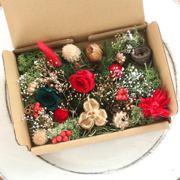 リースやハーバリウム、フラワーアレンジメントの材料としてお役立ていただける、クリスマスカラーの花材セットです。上質なプリザーブドフラワーを使用。赤、緑、ゴールドを基調としたクリスマスカラーの花材セットです。一部ドライフラワーや木の実を使用し...