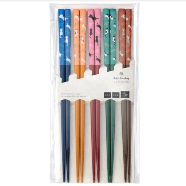 イシダ 客用箸 ねこ日和 5P、送料無料です。かわいい猫柄デザインが楽しめる「ねこ日和」5膳セット。青・オレンジ・赤・緑・茶の5色カラーで、それぞれ異なる猫シルエットがプリントされた天然木のお箸です。家族用にも来客用にも使いやすく、猫好きの...