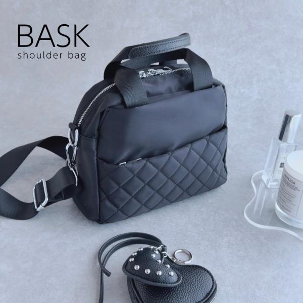 [ 商品説明 ]軽量で洗練されたデザインのショルダーバッグタフで上質なナイロン素材には防水加工が施されています。荷物を使い分けできるポケットが内外合わせて６つ付いた機能性も魅力別売のバッグチャーム等と組み合わせることで印象も自在です♪※商品...