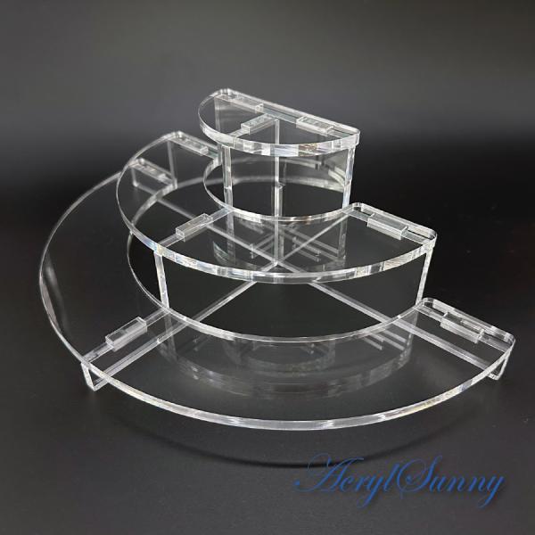 【商品概要】洗練されたデザインの「透明アクリル 6ミリ 半円型 3段ディスプレイスタンド」。透明度の高いアクリル素材を使用し、ディスプレイアイテムを引き立てる美しいデザインです。スタイリッシュな半円型が、どんな空間にも溶け込み、フィギュアや...