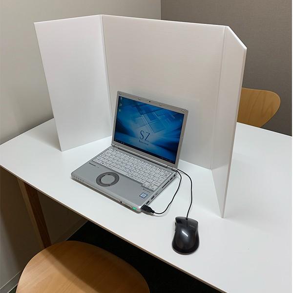 プライバシー保護や飛沫感染予防にご利用できるパーテーション（間仕切り）です。軽量だから持ち運びもセットも簡単。飲食店でのご利用のほか、オフィスでの食事、会議等のシーンでもご利用いただけます。サイズ： 幅43cm×高さ45cm　奥行22cm ...