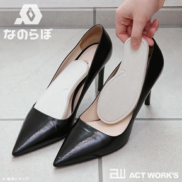 吸水性・調湿性の高い自然素材、珪藻土（けいそうど）でつくられた足快シューズドライです。帰宅時に入れておけば、翌日には靴の中をきれいに除湿・脱臭してくれます。履いた後の靴の中のニオイを特許取得のスーパー珪藻土の力でスピード吸着・分解してくれま...