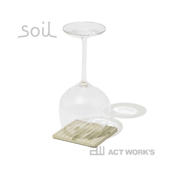 《こちらはメール便発送の商品です》吸水性の高い自然素材、珪藻土（けいそうど）でつくられた水切り板（同色2枚組）です。洗ったコップやグラス、マグカップなどの食器の水を吸い取り、乾燥を促進します。表裏のそれぞれの面に凹加工がされた、接地面が少な...