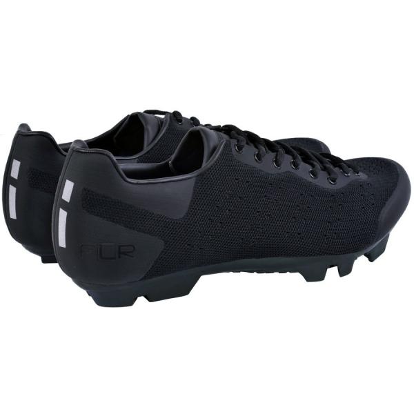 グラスファイバーインジェクション・ナイロンソールが高いパフォーマンス、快適性、耐久性を発揮する、M250エントリーレベルアウトソール。強化ナイロンストリング3層構造のアッパー。アウトソールは2種類の固さを組みあわせたトレッド。トゥスパイクは...