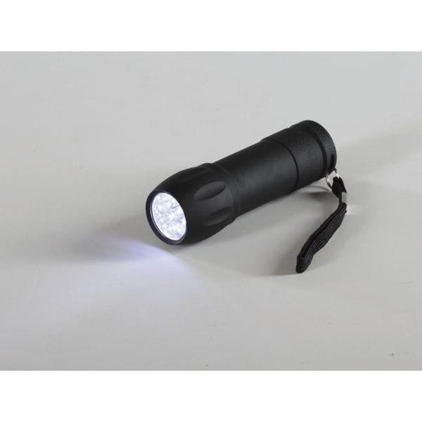 【商品名】 パワーフラッシュライト9 【内容】●単4電池3本使用 別売 ●ストラップ付 【サイズ】●現品約3.2phi×9.8ｃｍ 【箱サイズ】3.5×3.5×10cm 【商品について】持ちやすいラバーコーティングボディ。