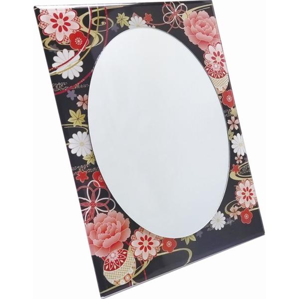 【商品名】 和柄 丸ミラー 蒔絵 【サイズ】20×15×2.1cm 【箱サイズ】21×15.7×2.6cm 【商品について】高級感が漂う和柄蒔絵ミラー。スタンド付で壁掛けにもご使用いただけます。金沢箔の老舗メーカー柳金箔二代目箔師「柳 美道...