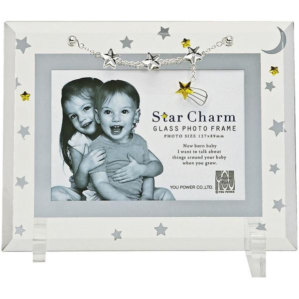 【商品名】 スターチャームガラスフォトフレーム1W 【内容】★サービスサイズ1枚用　★卓上用 【サイズ】18×14cm 【箱サイズ】15×19×2cm 【商品について】揺れる星のチャームとフレーム周りに取らばる星は華やかなフォトフレームです...
