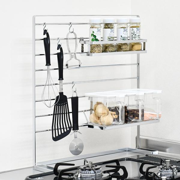 ■サイズ本体：約幅45×奥行14×高さ50cm(ポット含む奥行20cm)梱包時：約47×17×高さ53cm■重量約2.2kg （梱包時：約2.9kg）■材質本体・棚(小)・棚(大)：スチール/クロムメッキ棚板：ステンレスSフック：スチール/...