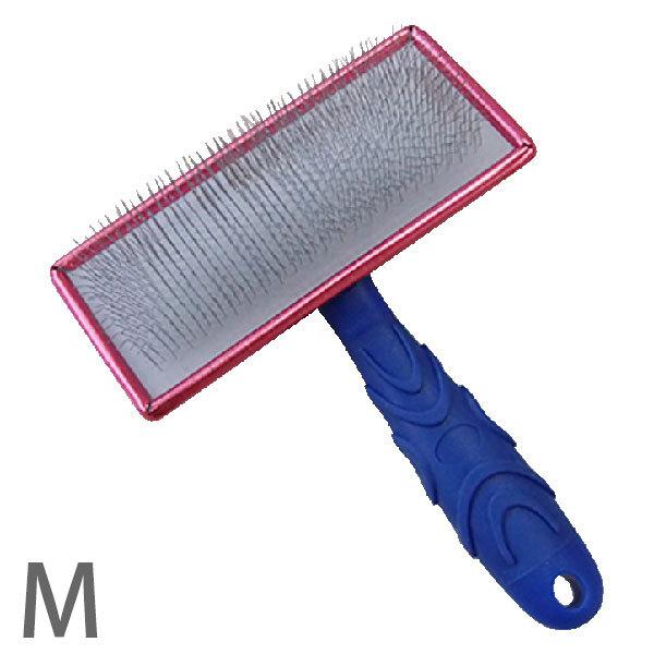 軽量なアルミフレームを採用。硬く軽量なPPにゴムのような弾性を持つTPEを組み合わせたハンドル、リップルスタイルで手からすべらずホールド感アップ。細く柔らかなピンで被毛に優しく負担を軽減し、ピン先の角度が緩めで皮膚や被毛をいたわるお手入れに...