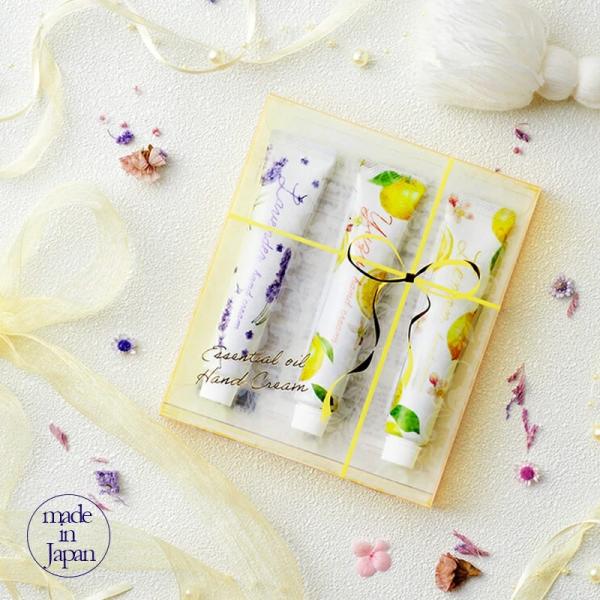 ちょうどいいサイズのハンドクリーム3本セット【ラベンダー、ゆず、レモン】のご紹介！！天然精油100％の摘みたてそのままの香りとリッチなテクスチャーが特徴のハンドクリームセット。天然精油100％の香りと保湿オイルが手肌を包み込む、特別なギフト...