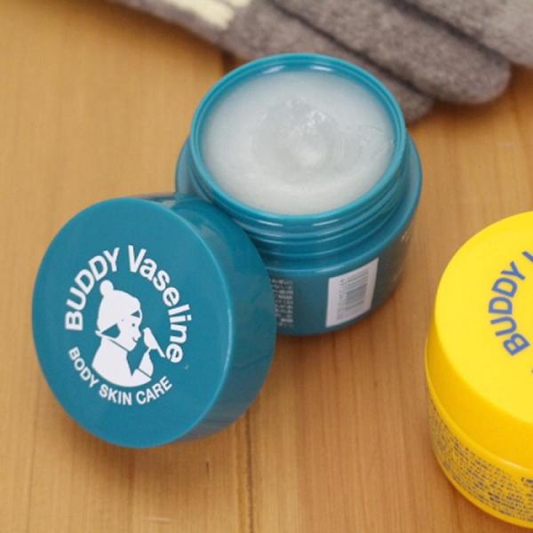 日々のスキンケアに、心強い相棒（バディ）。乾燥する季節に、強い味方。お肌全体の保湿ケアに。精油を配合したワセリン。手、脚など乾燥したお肌の毎日のお手入れに。●グリーンハーブ(GR)グリーンハーブの香り。うるおい成分配合(ティーツリー精油・ユ...