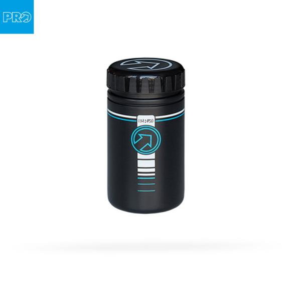 PRO ストレージボトルは、PRO人気商品の改良版です。形状を改良したことでボトルケージへの収まりが良く、内側のEVAパッドによりツールやスペアが傷つきません。