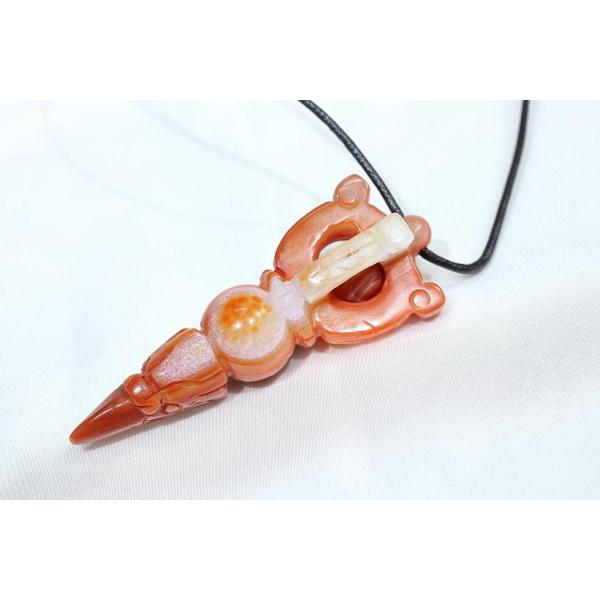 赤天眼石ブルパ85ｍｍ×35ｍｍ×23ｍｍ赤い天眼石を別名サード二クスとも呼ばれます。長さの調整できる合成紐をつけてお送りします。私たちの代わりに恐ろしげな姿で「邪気」を払い、「魔」を刺し殺す法具です。結界の四隅に打つ呪術的な杭とされ、金剛...