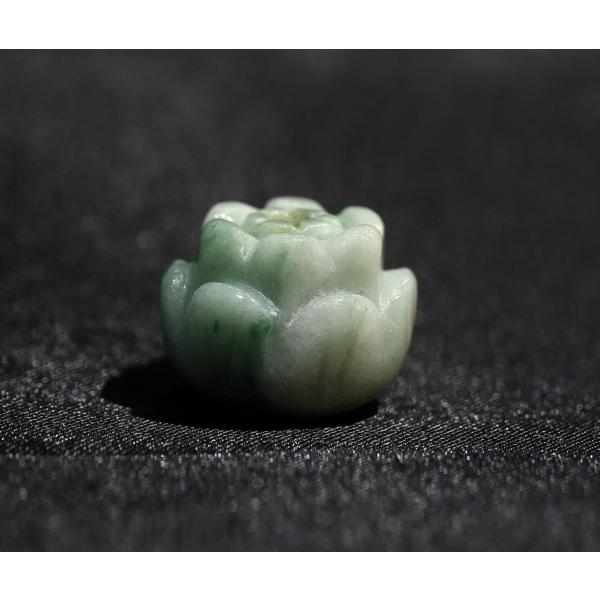 ・素材　翡翠　線香立て・約15mm×12mm・産地　ミャンマー翡翠の歴史では日本が最も古く、縄文時代から勾玉として使用されてきました。翡翠は、『忍耐、調和、飛躍』を表す鉱物とされ、持つ人に大いなる叡智を授け、素晴らしい人徳を与えてくれるとい...