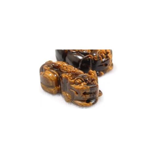 貔貅には、元々性別があり、雄性"貔"で、雌性が"貅"と呼ばれていました。これは昔、貔貅には2種類あり、1本角の貔貅が雄、双角(2本角)の貔貅を雌といったようです。そして一本角の貔貅は「天禄」と称して、富を表し、双角の貔貅は「辟邪」と称して、...