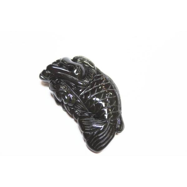 現在では貔貅は破邪の動物というよりも、もっぱら財運の象徴としての意味をもつようになってきて、風水では四霊とされる応竜、鳳凰、霊亀、麒麟にならぶ瑞獣として扱われています。貔貅は金を食べ、お尻の穴がないので、蓄財のお守りとの伝説から、貔貅をかた...