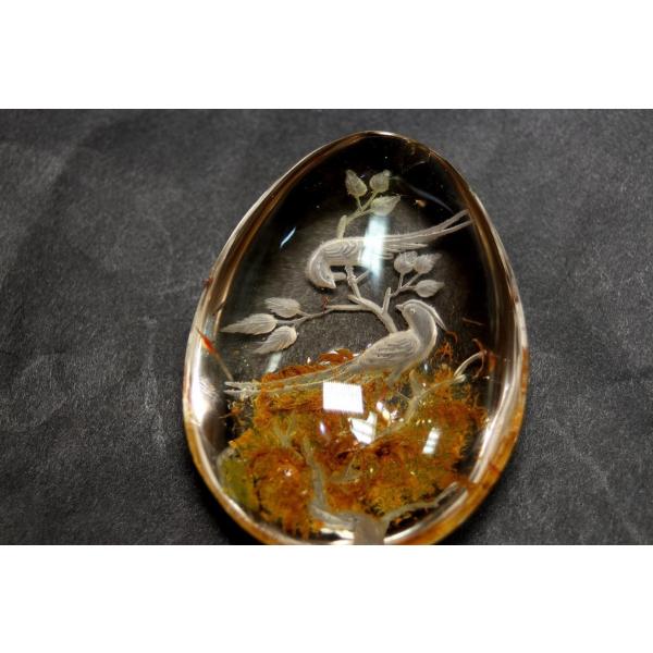 ・素材　水晶・約55mm×40mm×21mm　　・ガーデンクォーツのように見えますがガーデンではありません。裏から彫り物の効果を高めるために加工しているようです。※下の「商品説明・情報」もご覧ください。